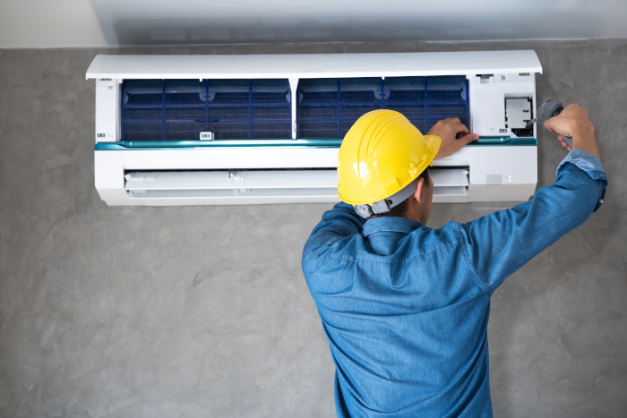 Fachgerechte Wandmontage einer Klimaanlage durch AnKelle-Techniker